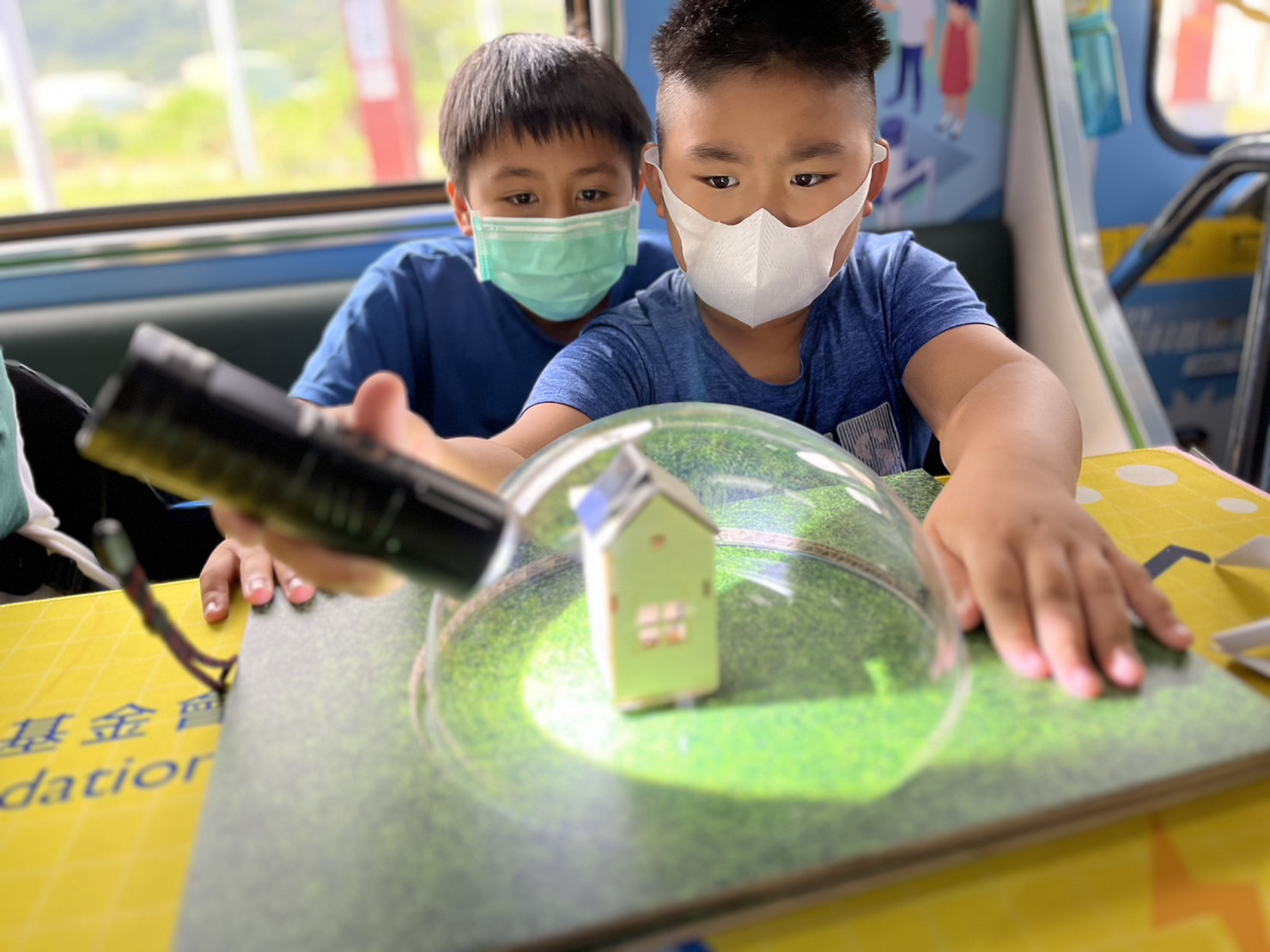 NG28娱乐參與基礎科學主題車廂，以STEAM教學精神，設計「逐日科學家」、「太陽能工程師」以及「淨零建築師」三大能源科普課程和實驗